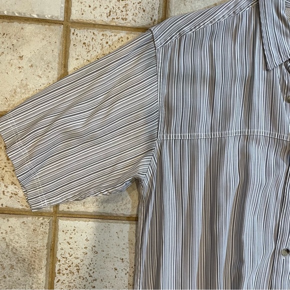 Grey North face short sleeve button up shirt. - Picture 6 of 12